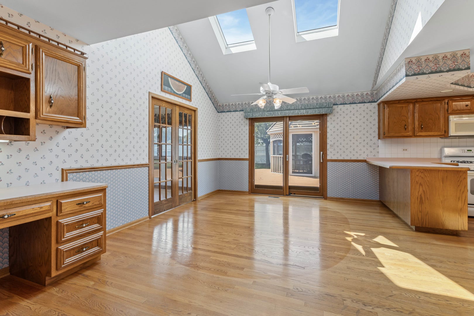 The door on the left wall leads to the office/bonu