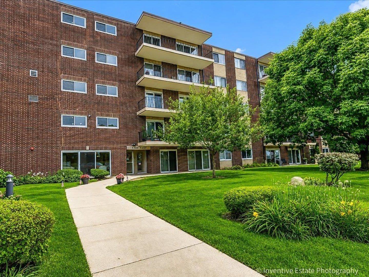 5300 Walnut Avenue, #22B, Downers Grove, IL 60515