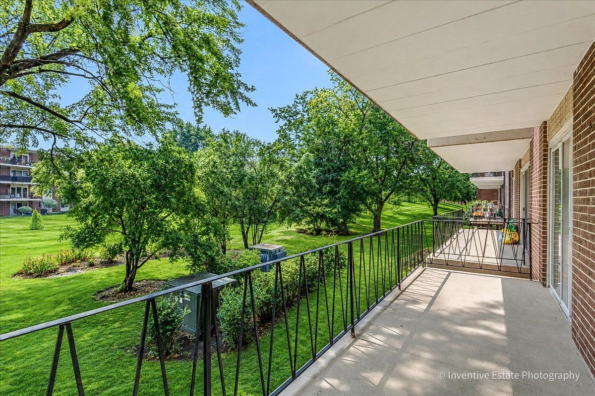 5300 Walnut Avenue, #22B, Downers Grove, IL 60515