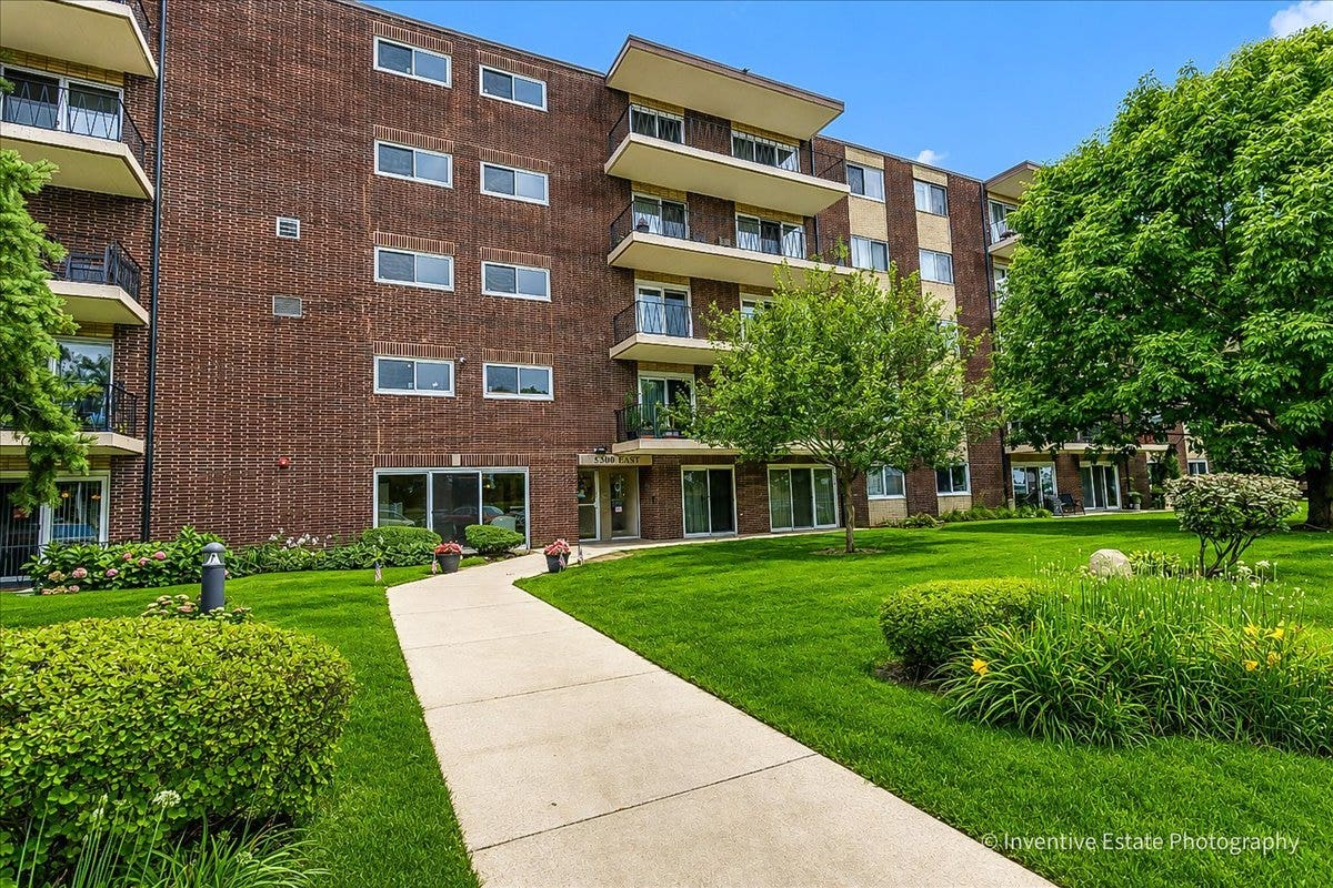 5300 Walnut Avenue, #22B, Downers Grove, IL 60515