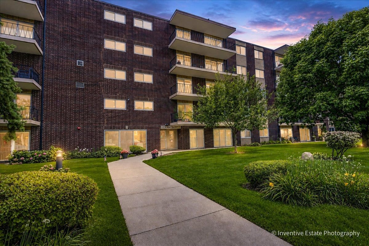 5300 Walnut Avenue, #22B, Downers Grove, IL 60515