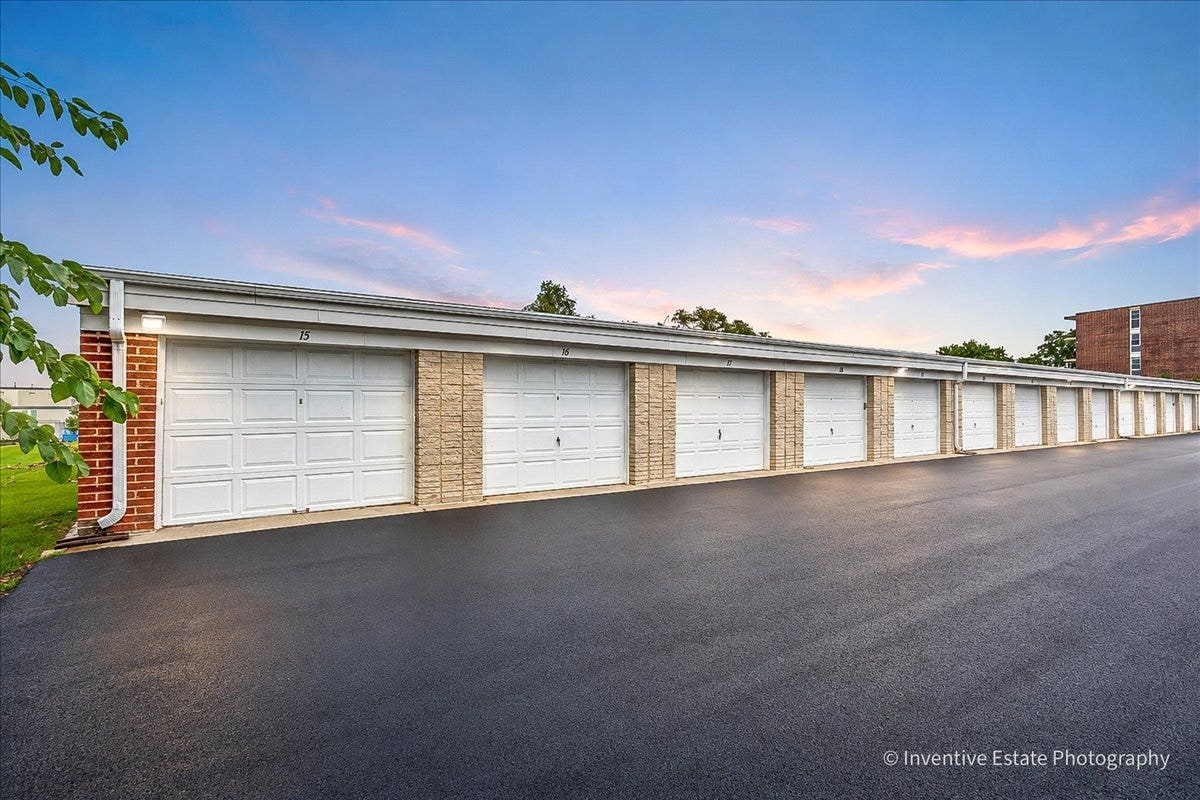 5300 Walnut Avenue, #22B, Downers Grove, IL 60515