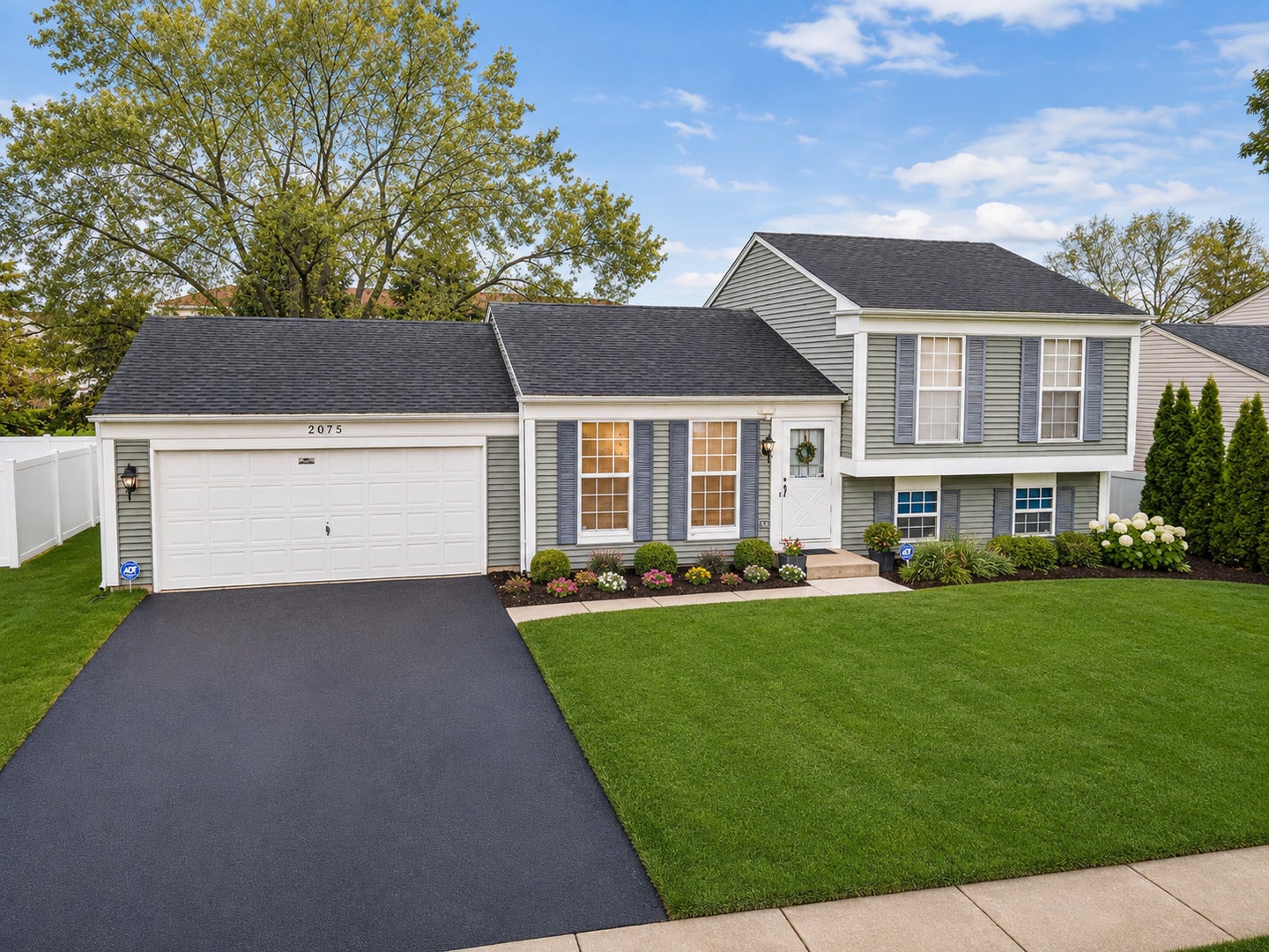 2075 Aronomink Circle, Elgin, IL 60123 2075 Aronomink Circle, Elgin, IL 60123