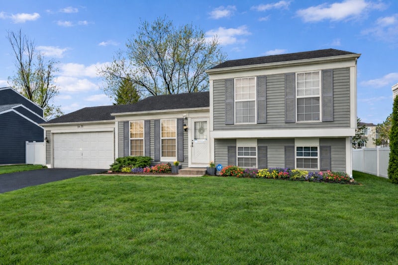 2075 Aronomink Circle, Elgin, IL 60123 2075 Aronomink Circle, Elgin, IL 60123