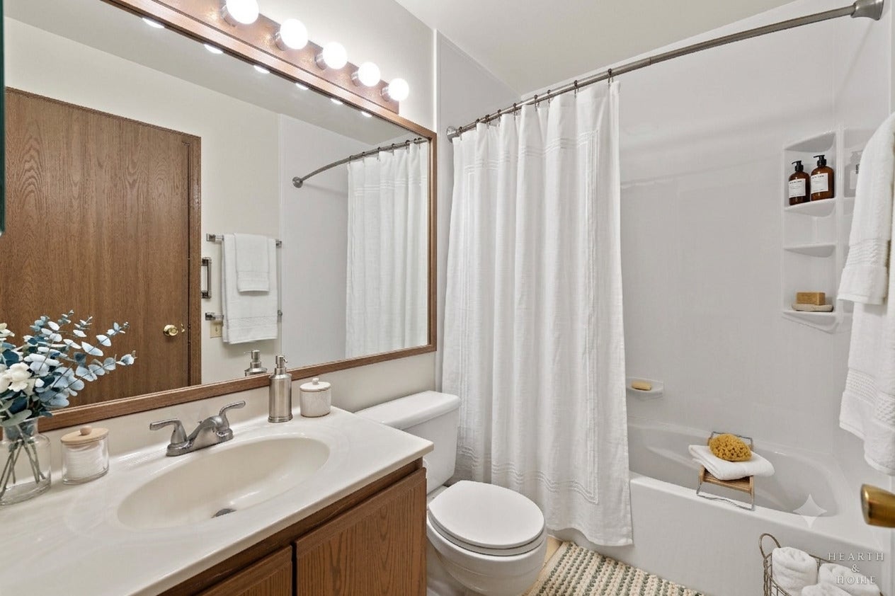 2075 Aronomink Circle, Elgin, IL 60123 2075 Aronomink Circle, Elgin, IL 60123