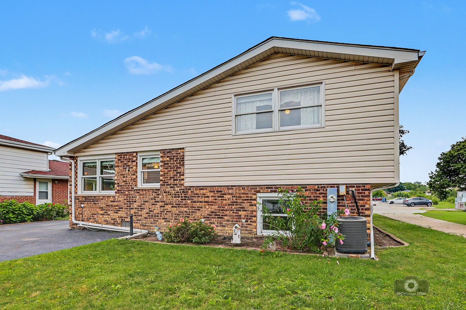12855 Crestbrook Court, Crestwood, IL 60418