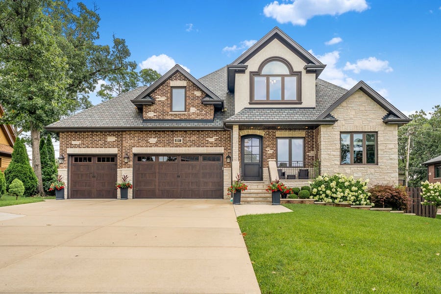 Property photo for 10047 S 86th Court, Palos Hills, IL