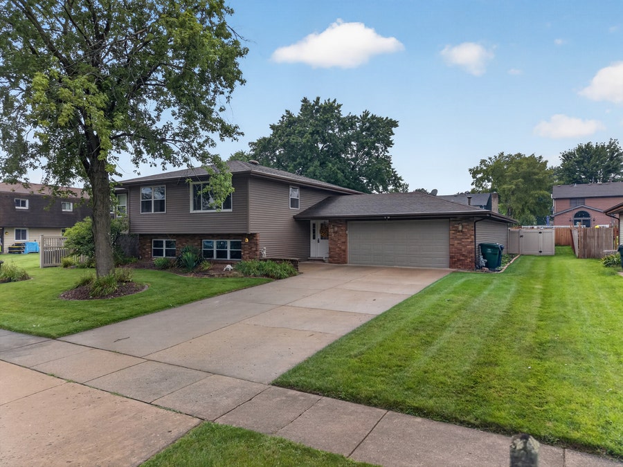 Property photo for 103 Deerpath Drive, Minooka, IL