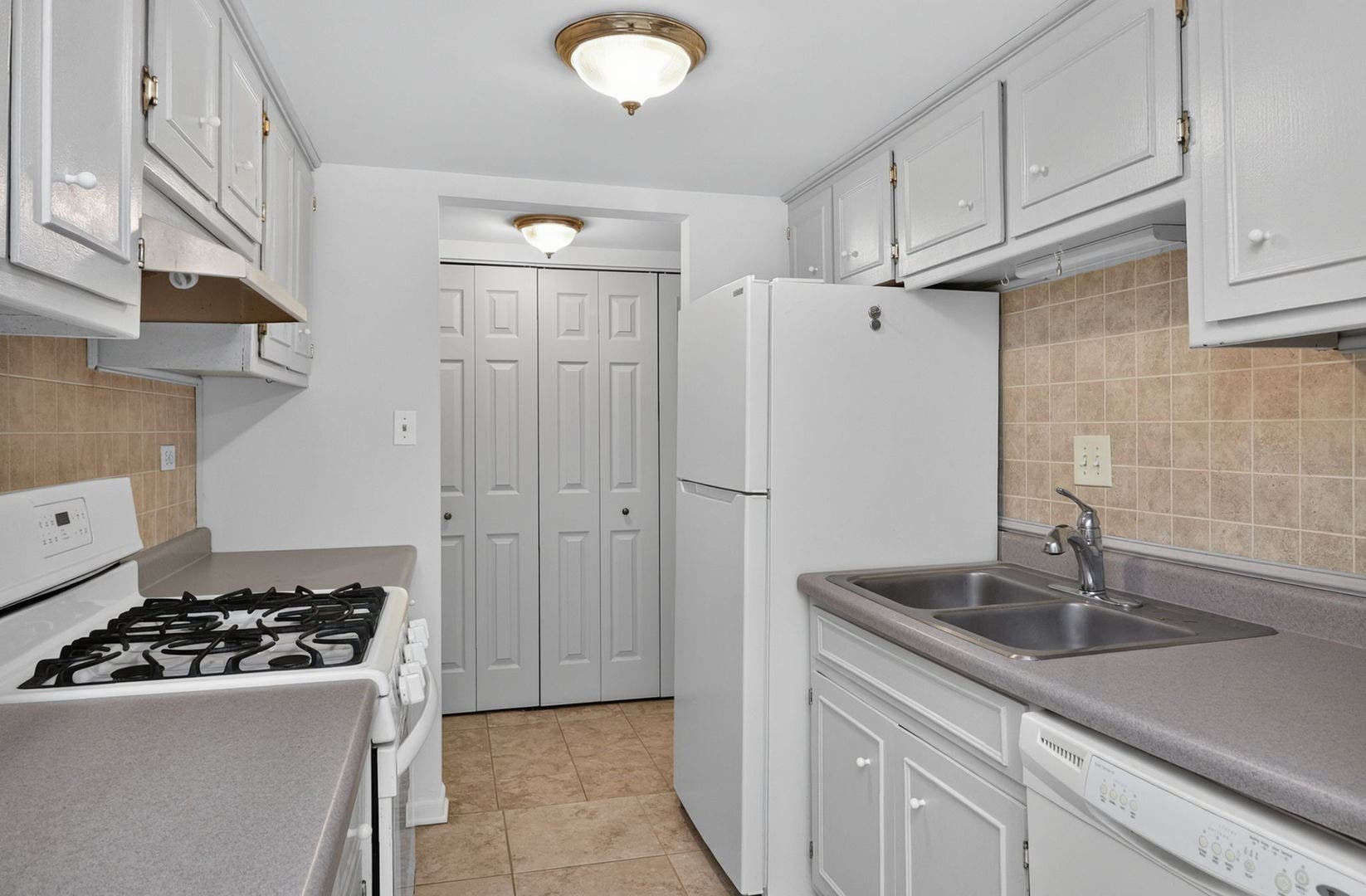 8000 Woodglen Lane, #110, Downers Grove, IL 60516 8000 Woodglen Lane, #110, Downers Grove, IL 60516