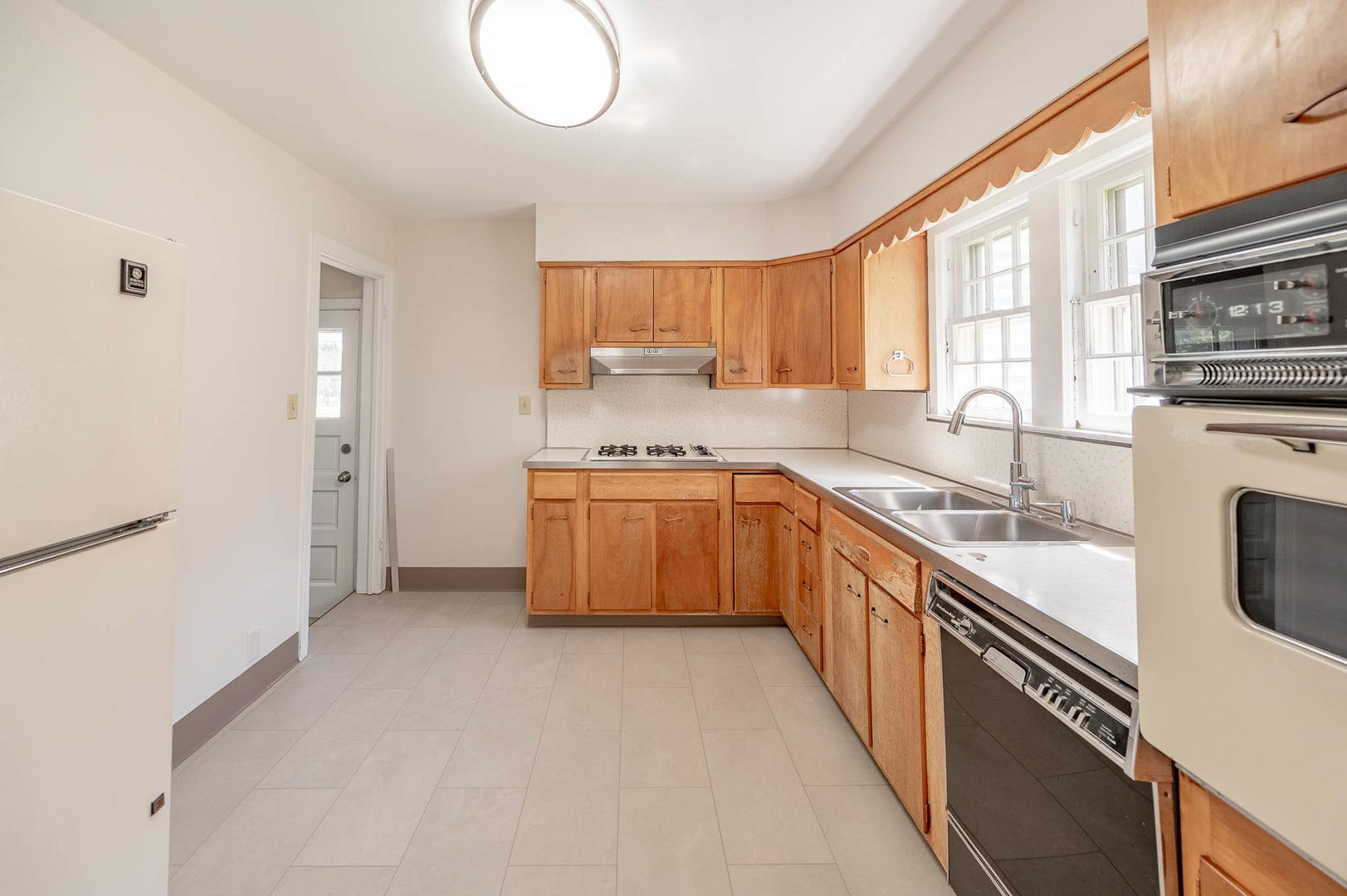 693 Enterprise Street, Elgin, IL 60120 693 Enterprise Street, Elgin, IL 60120