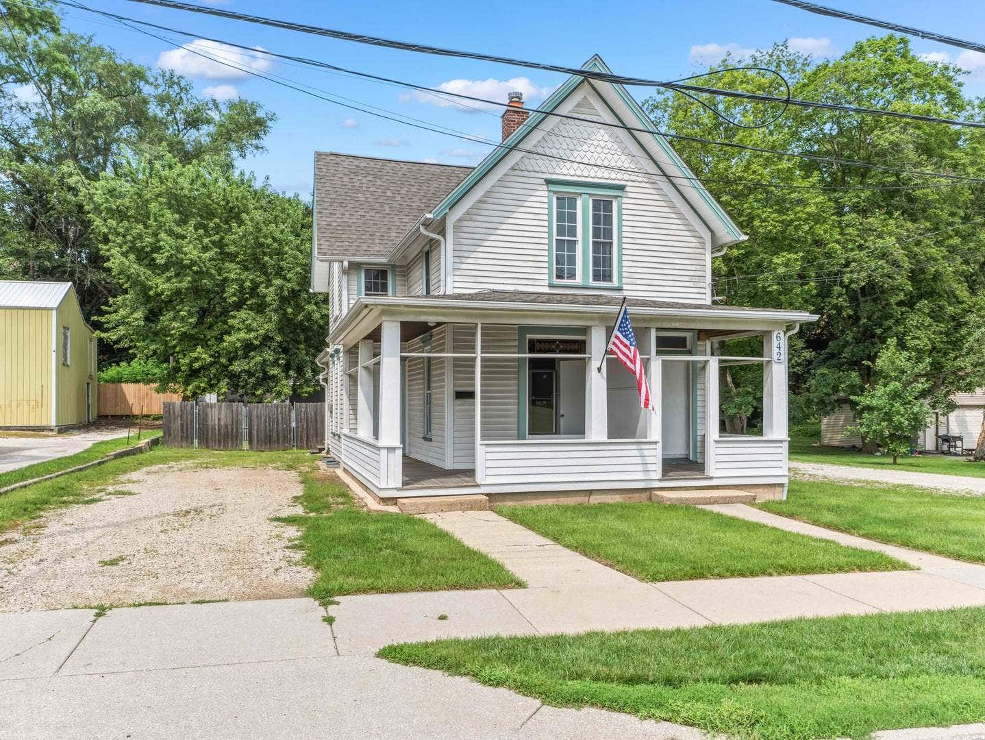 642 E Chicago Street, Elgin, IL 60120 642 E Chicago Street, Elgin, IL 60120