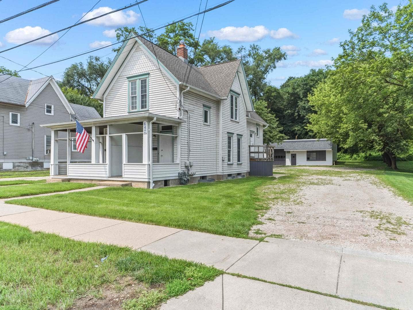 642 E Chicago Street, Elgin, IL 60120 642 E Chicago Street, Elgin, IL 60120