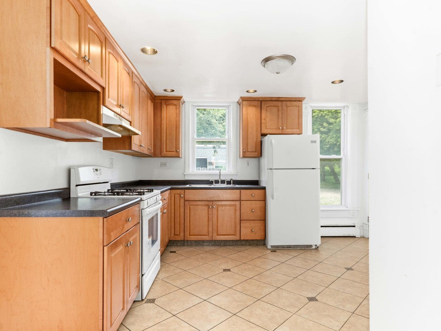 642 E Chicago Street, Elgin, IL 60120 642 E Chicago Street, Elgin, IL 60120