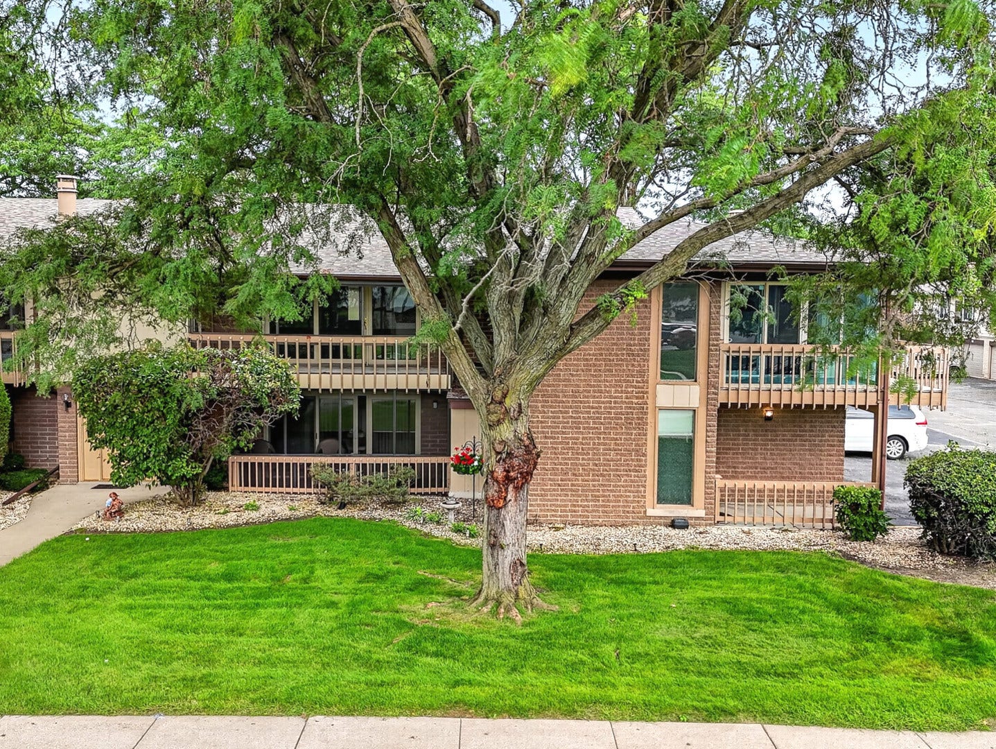 15713 Orlan Brook Drive, #100, Orland Park, IL 60462 Side view from street