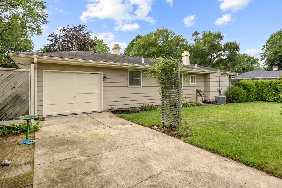 947 Diane Ave Elgin, IL 60123