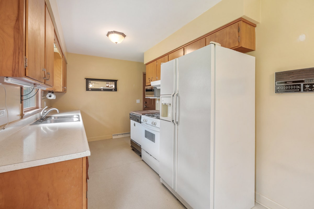 947 Diane Ave Elgin, IL 60123