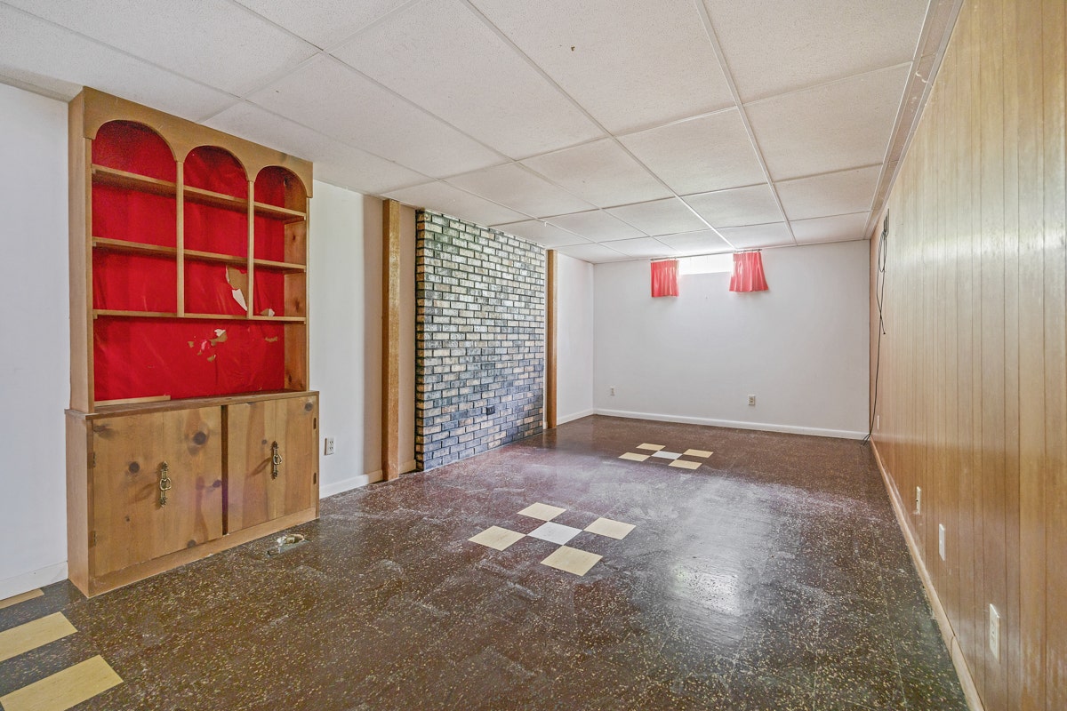 947 Diane Ave Elgin, IL 60123