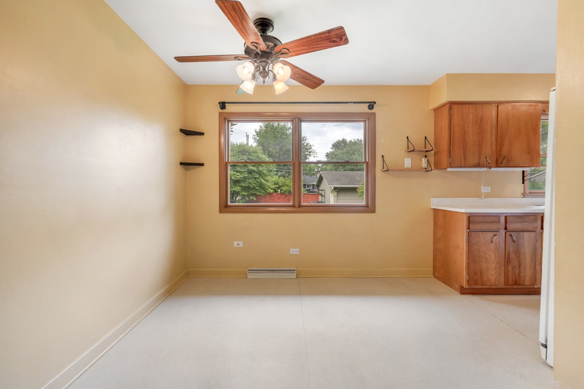 947 Diane Ave Elgin, IL 60123