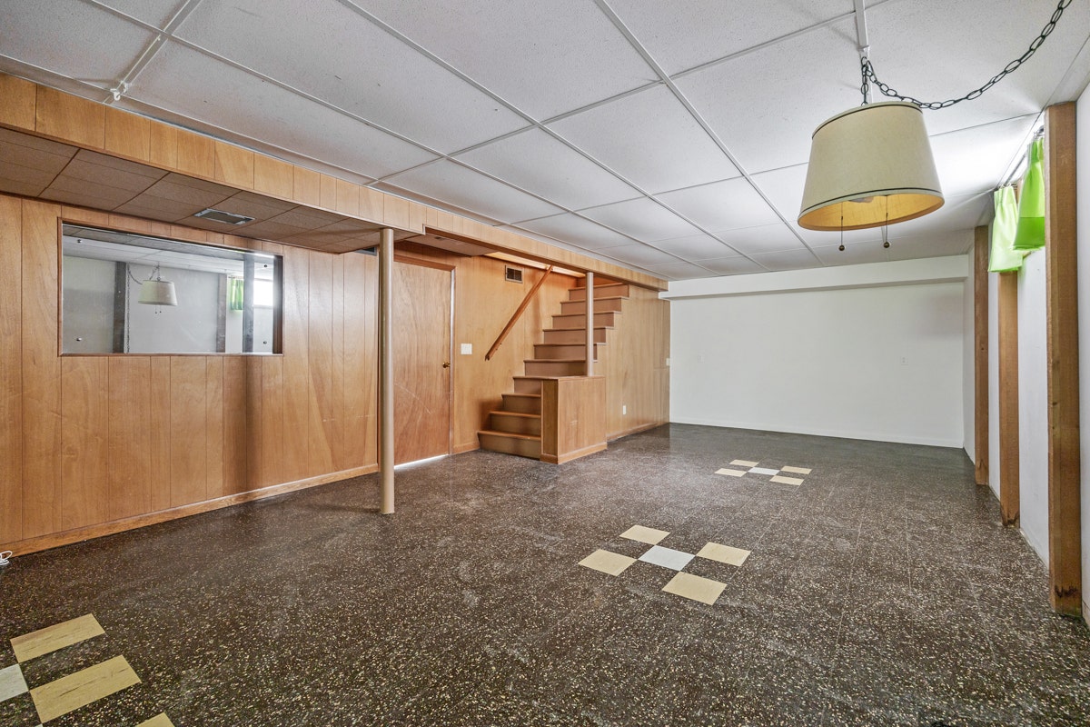 947 Diane Ave Elgin, IL 60123