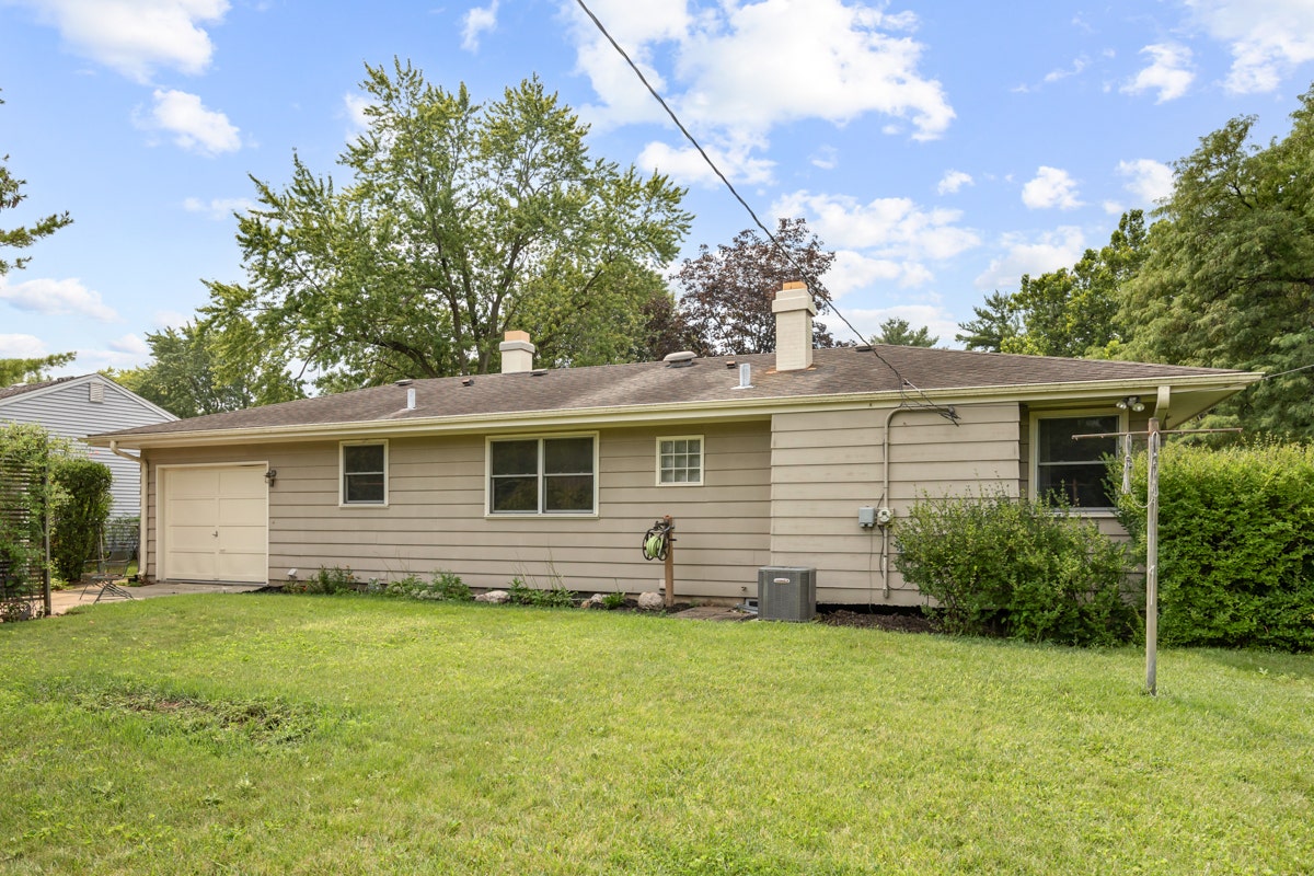947 Diane Ave Elgin, IL 60123