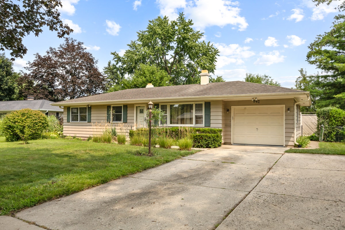 947 Diane Ave Elgin, IL 60123