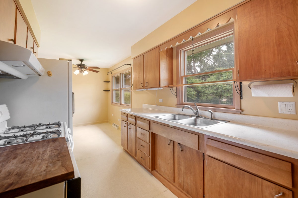 947 Diane Ave Elgin, IL 60123