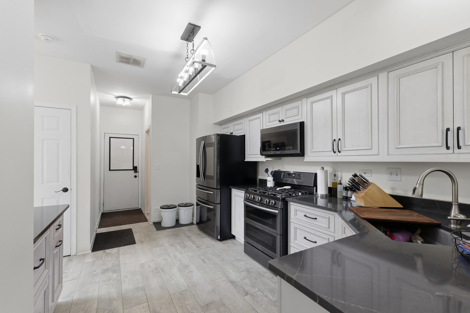 1061 Woodview Court, Aurora, IL 60502 1061 Woodview Court, Aurora, IL 60502