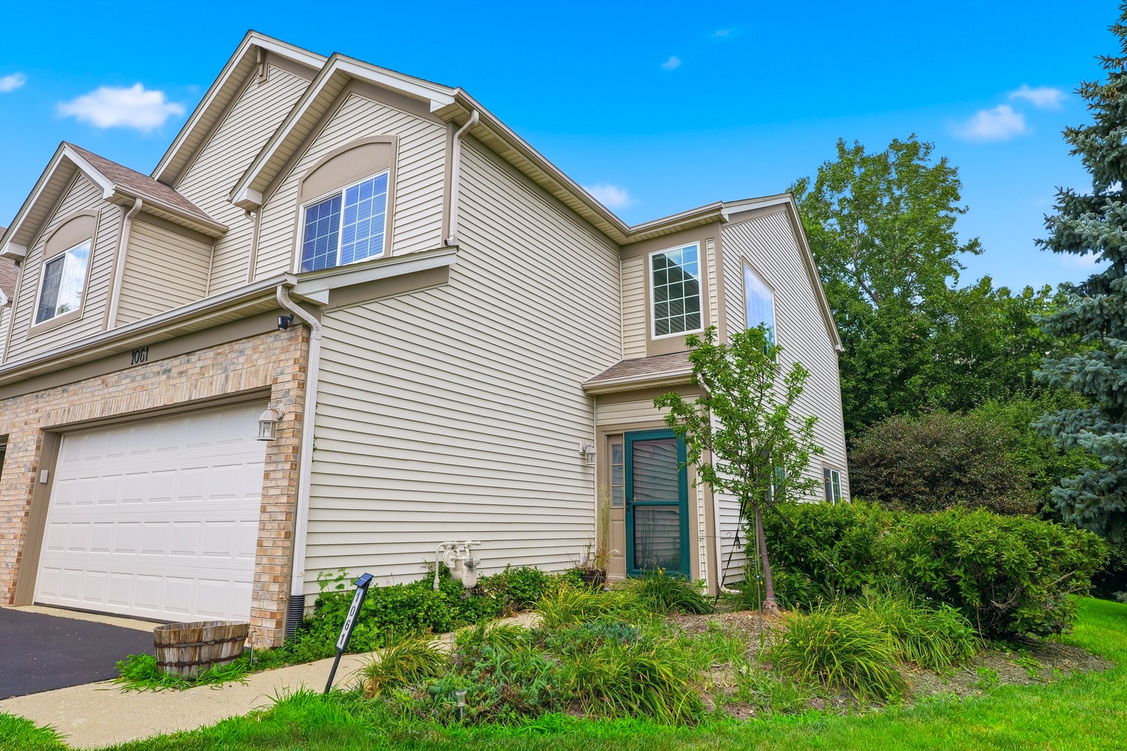 1061 Woodview Court, Aurora, IL 60502 1061 Woodview Court, Aurora, IL 60502