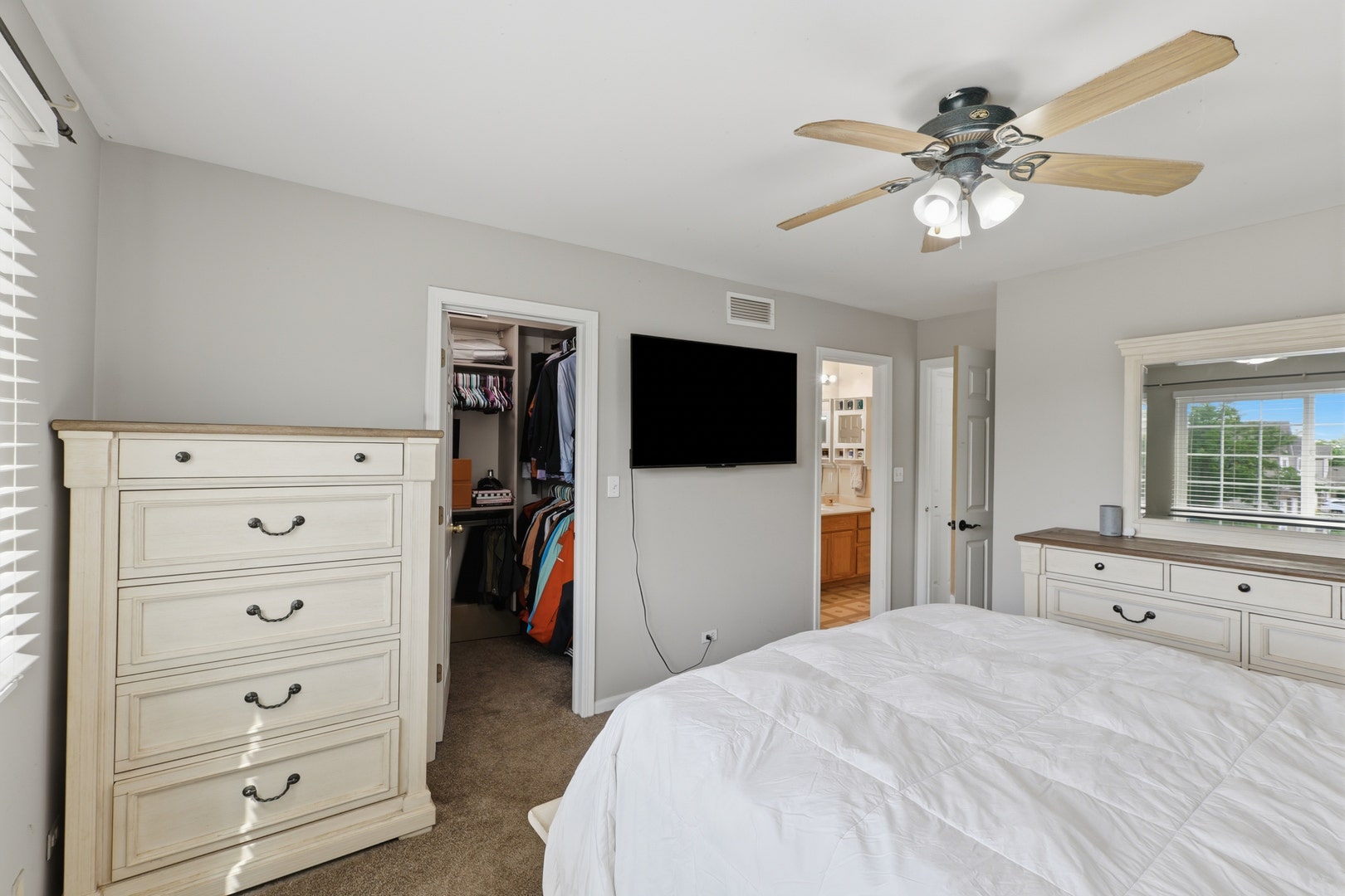 1061 Woodview Court, Aurora, IL 60502 1061 Woodview Court, Aurora, IL 60502