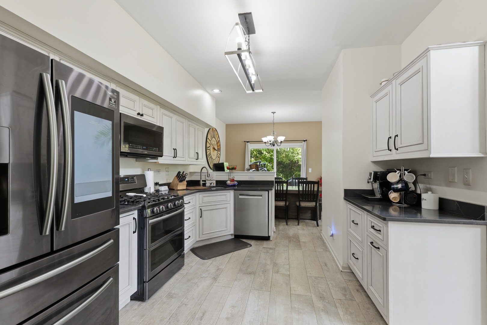 1061 Woodview Court, Aurora, IL 60502 1061 Woodview Court, Aurora, IL 60502