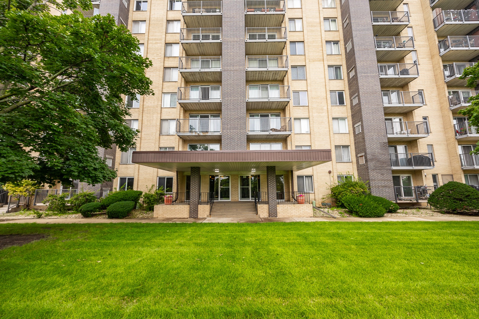 5400 Walnut Avenue, #410, Downers Grove, IL 60515