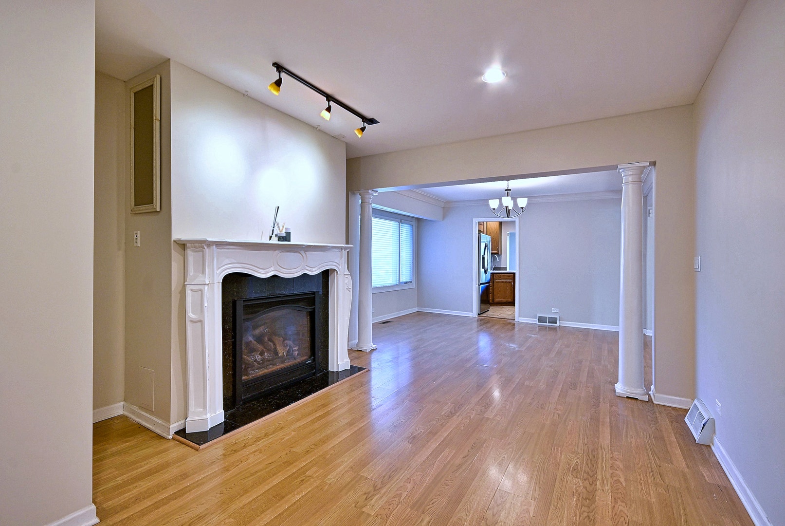 215 E Grantley Avenue, Elmhurst, IL 60126