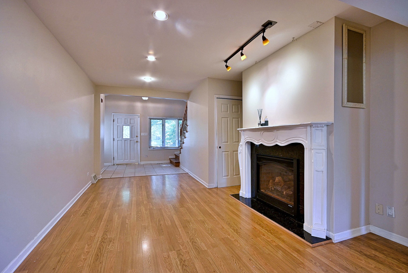 215 E Grantley Avenue, Elmhurst, IL 60126
