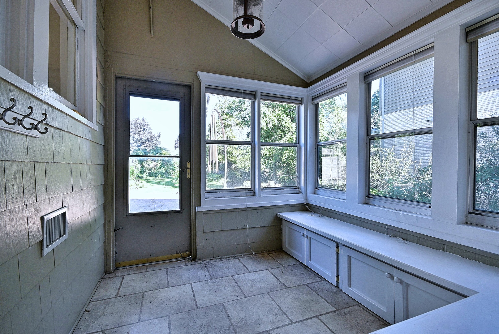 215 E Grantley Avenue, Elmhurst, IL 60126