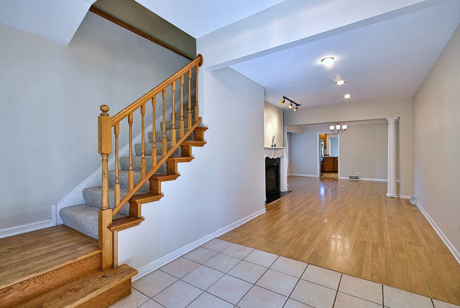 215 E Grantley Avenue, Elmhurst, IL 60126