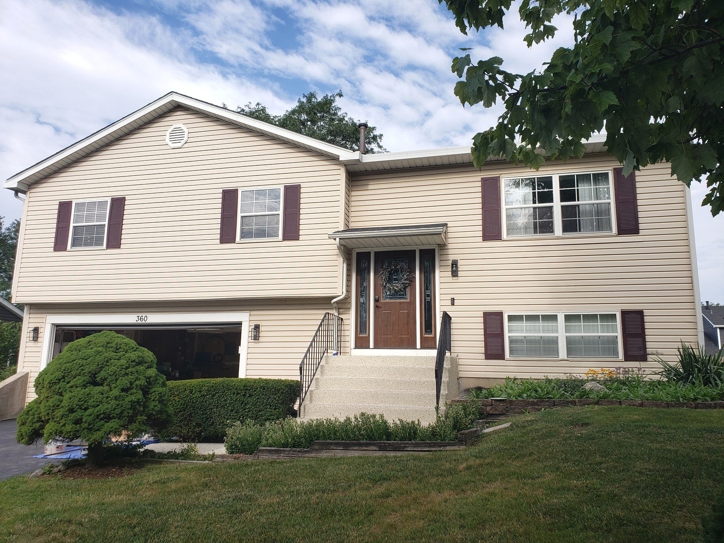 360 Homewood Drive, Bolingbrook, IL 60440 Welcome home to 360 Homewood Drive.