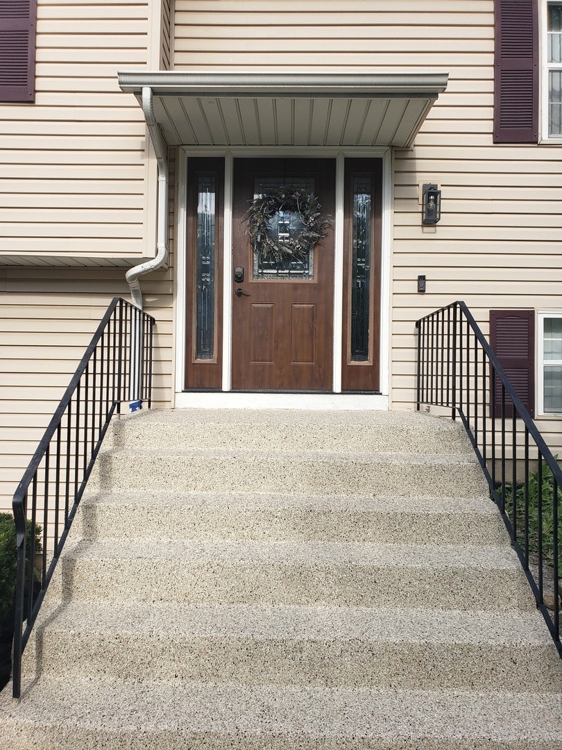 360 Homewood Drive, Bolingbrook, IL 60440 New Epoxy finish has been added to the front stair