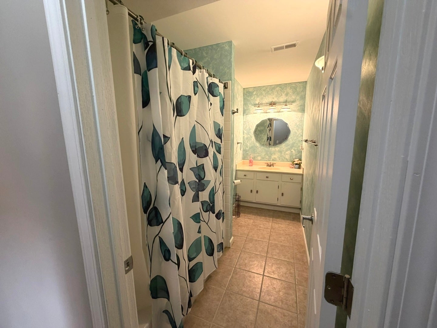 360 Homewood Drive, Bolingbrook, IL 60440 2nd full bathroom is bright with tile floor