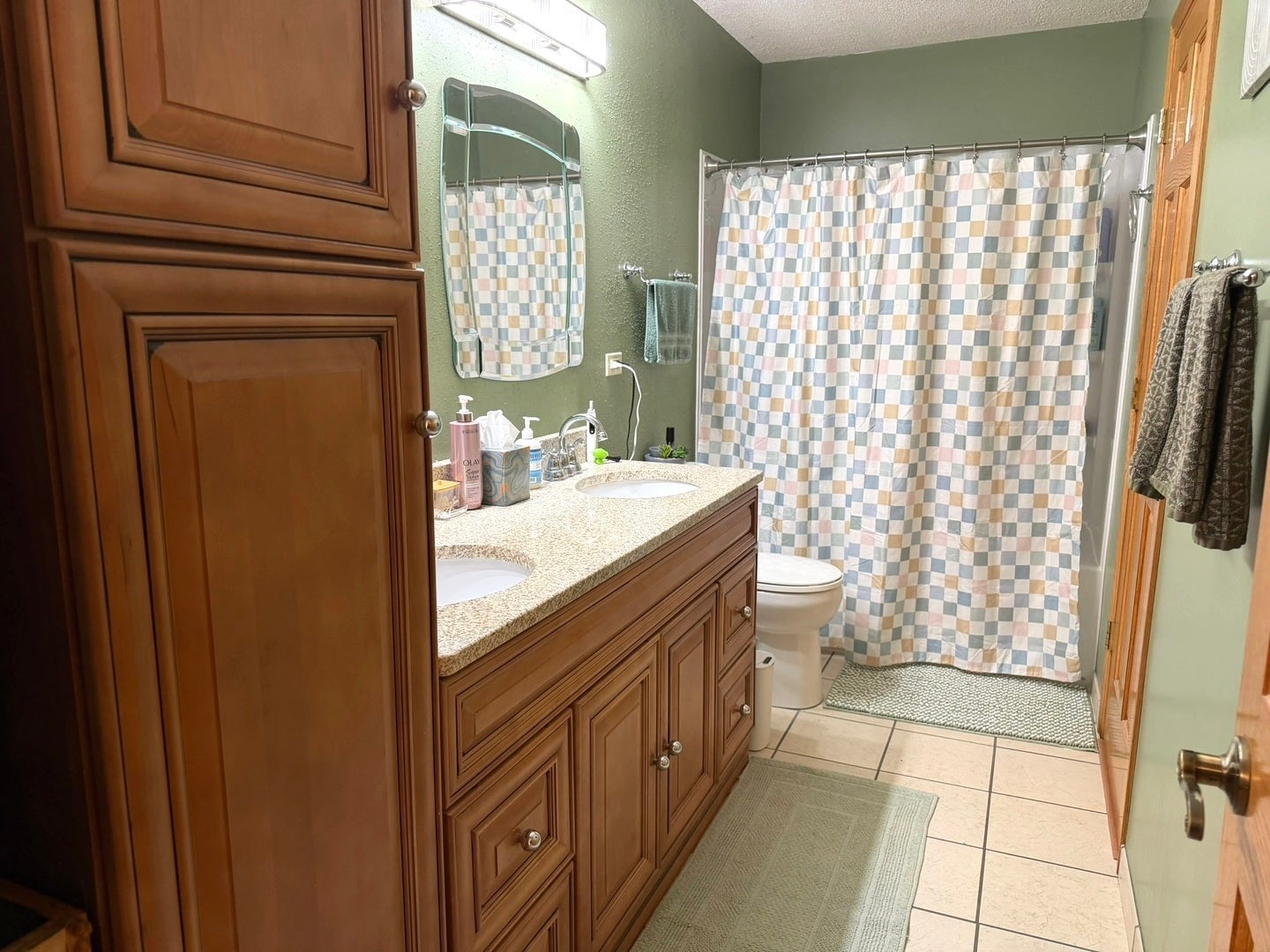 360 Homewood Drive, Bolingbrook, IL 60440 Updated bathroom has double sink, beautiful wood c