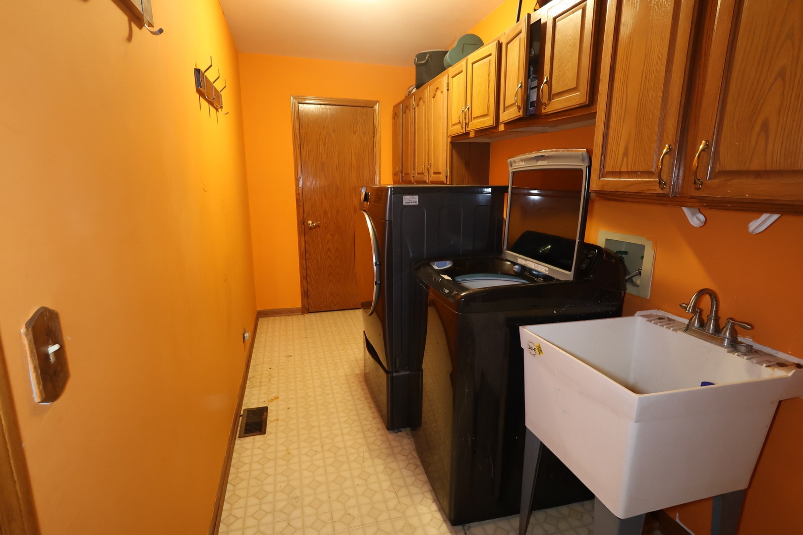 2166 Jordan Lane, Elgin, IL 60123 2166 Jordan Lane, Elgin, IL 60123