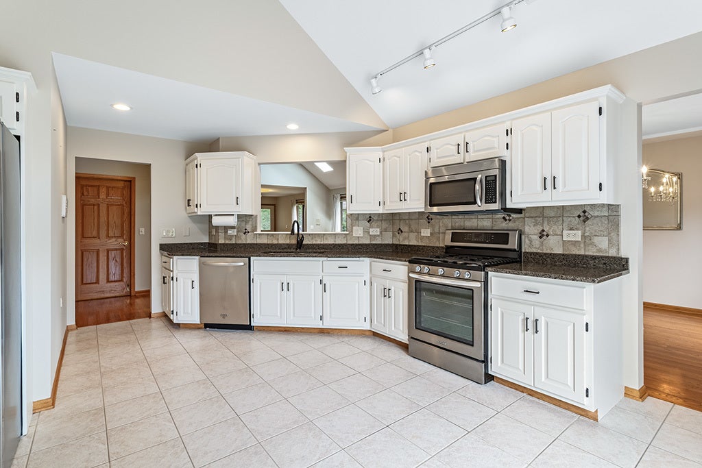 NICELY UPDATED KITCHEN W/REFRESHED CABINETS, CUSTO