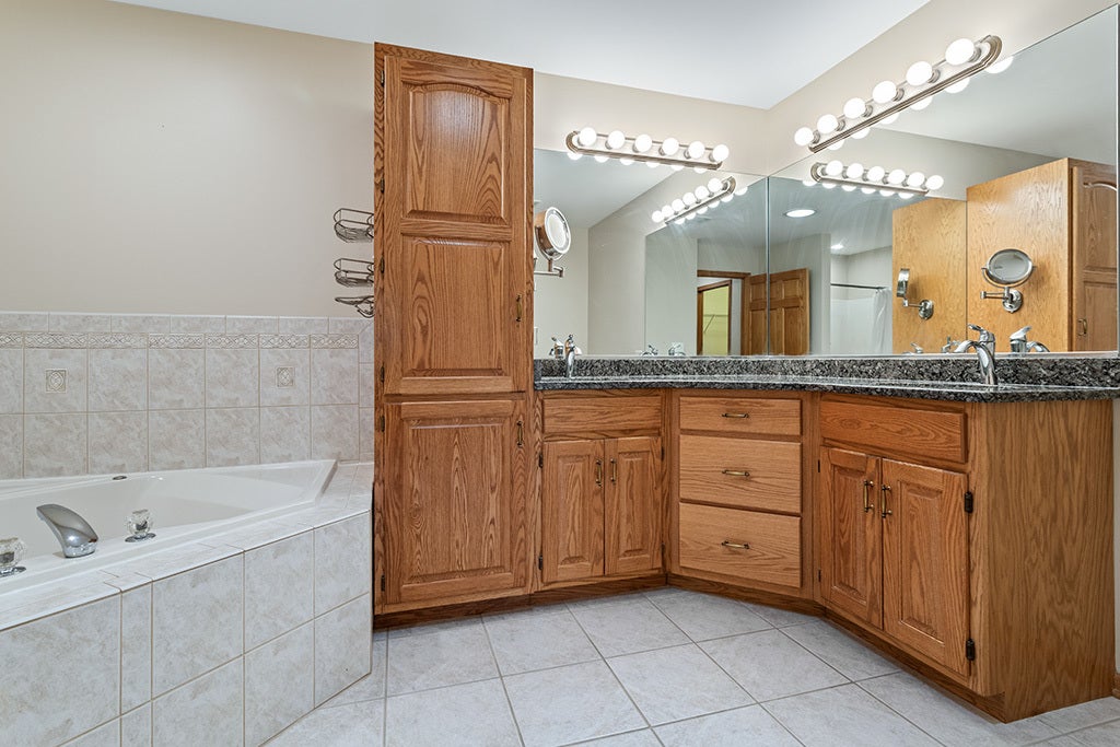 MASTER BATH W/HIS-N-HER SINKS W/GRANITE TOPS, JACU