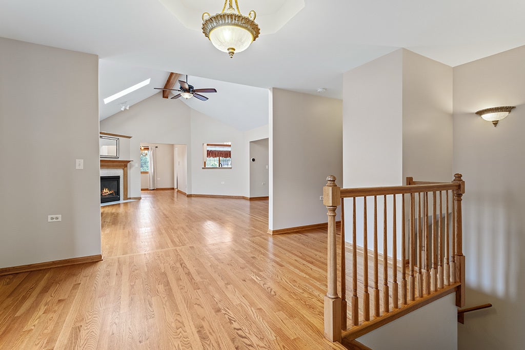 NICE OPEN GREAT ROOM W/VAULTED 14 FT CEILINGS AND