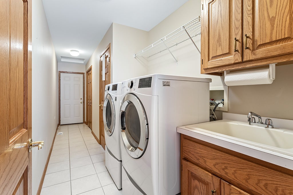 NICE BIG MAIN FLR LAUNDRY ROOM W/NEWER WASHER & DR