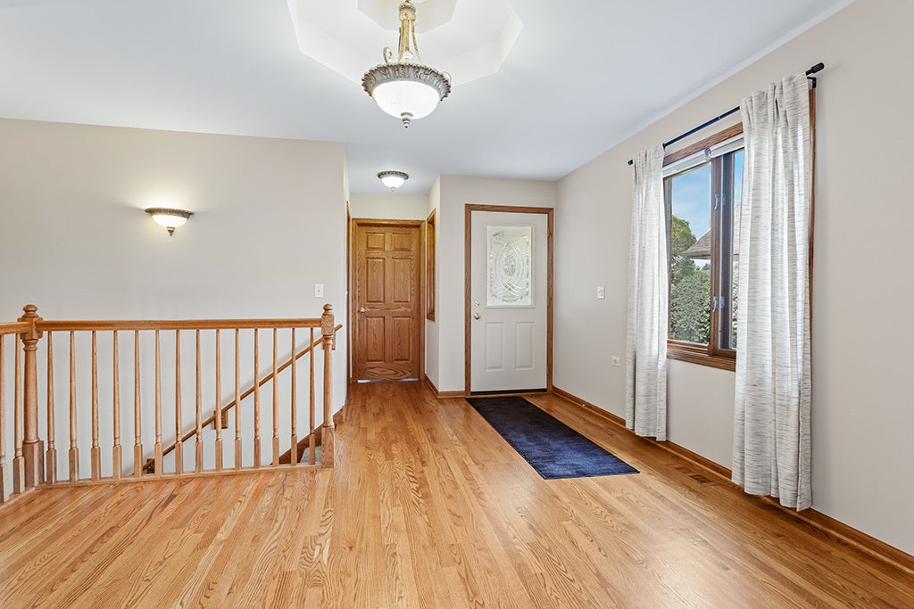 BIG FOYER W/COFFERED CEILING