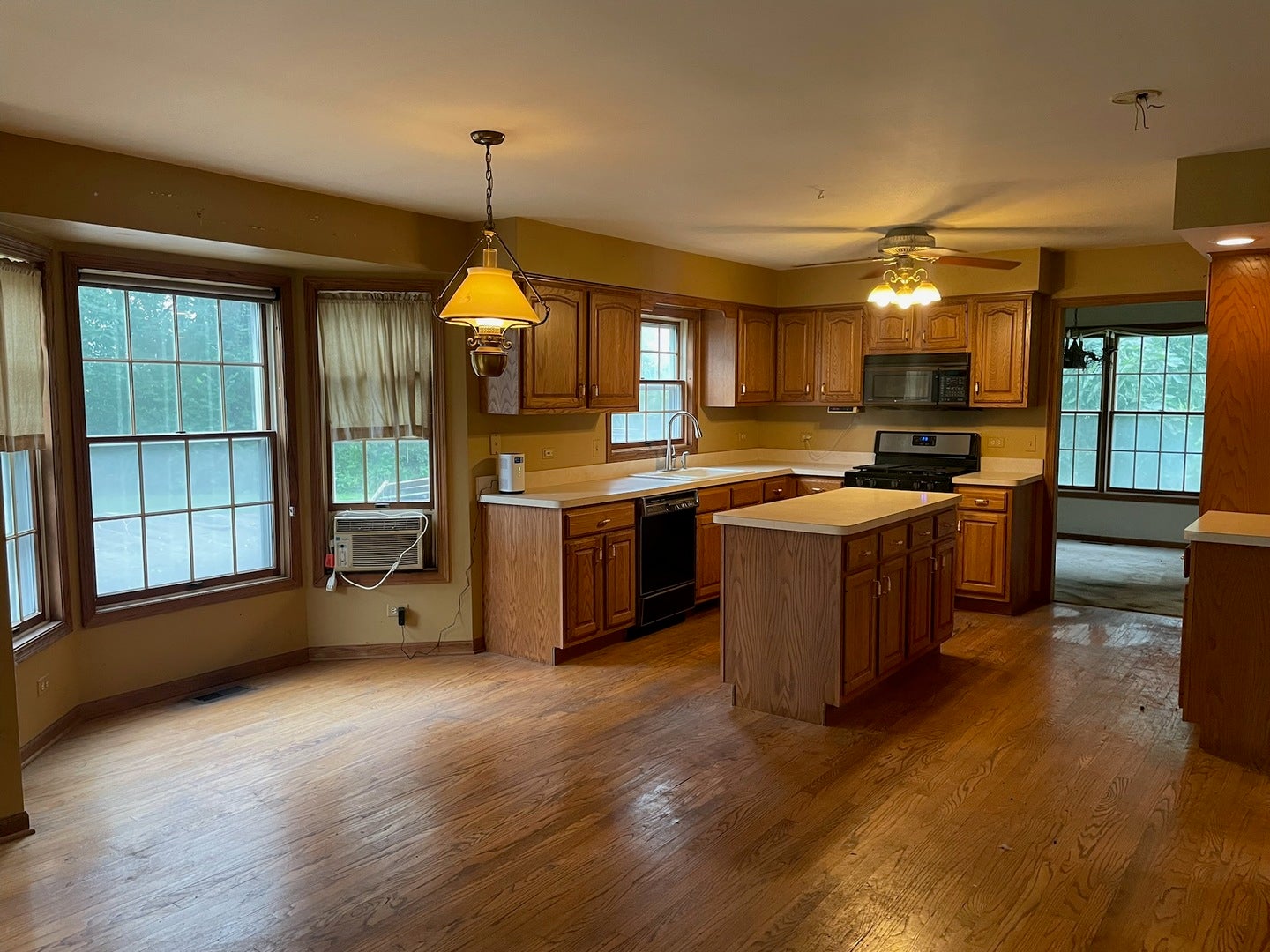 40W003 Russell Road, Elgin, IL 60124 40W003 Russell Road, Elgin, IL 60124