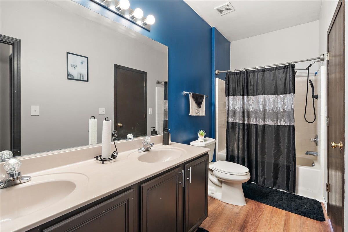 2941 Woodside Drive, Joliet, IL 60431 Full bathroom
