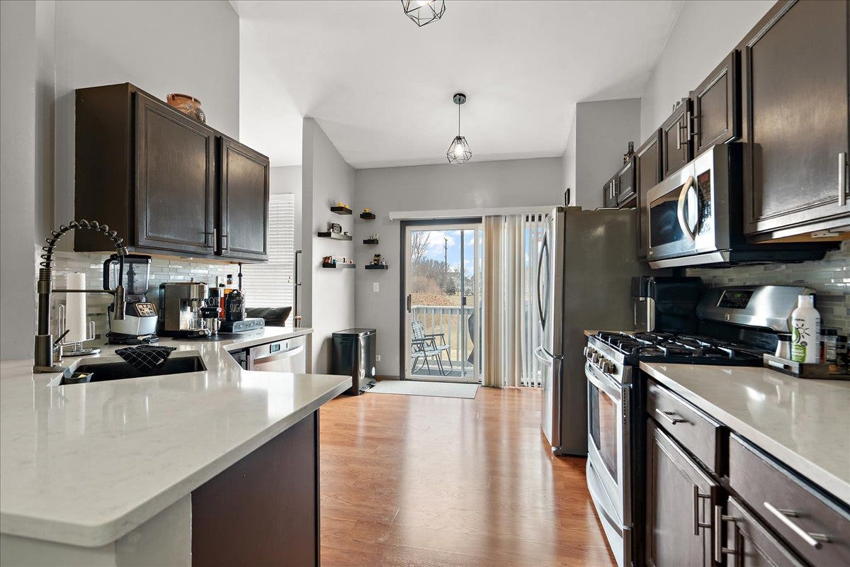 2941 Woodside Drive, Joliet, IL 60431 Stainless steel appliances and uodated lighting