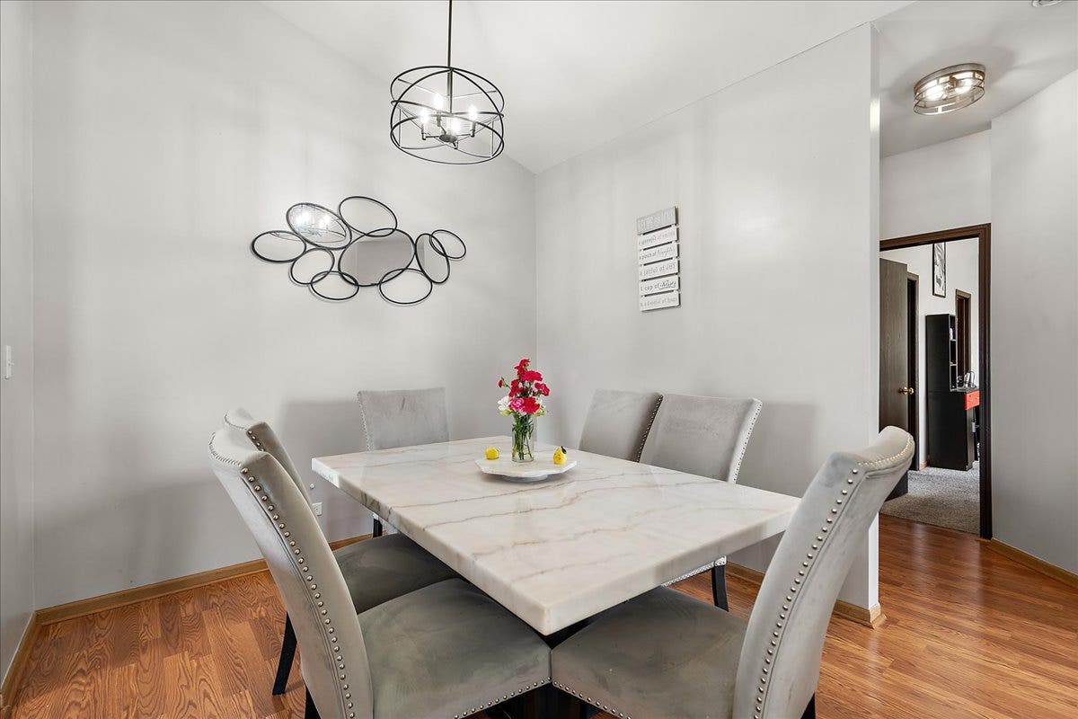 2941 Woodside Drive, Joliet, IL 60431 Plenty of space for a big dining table