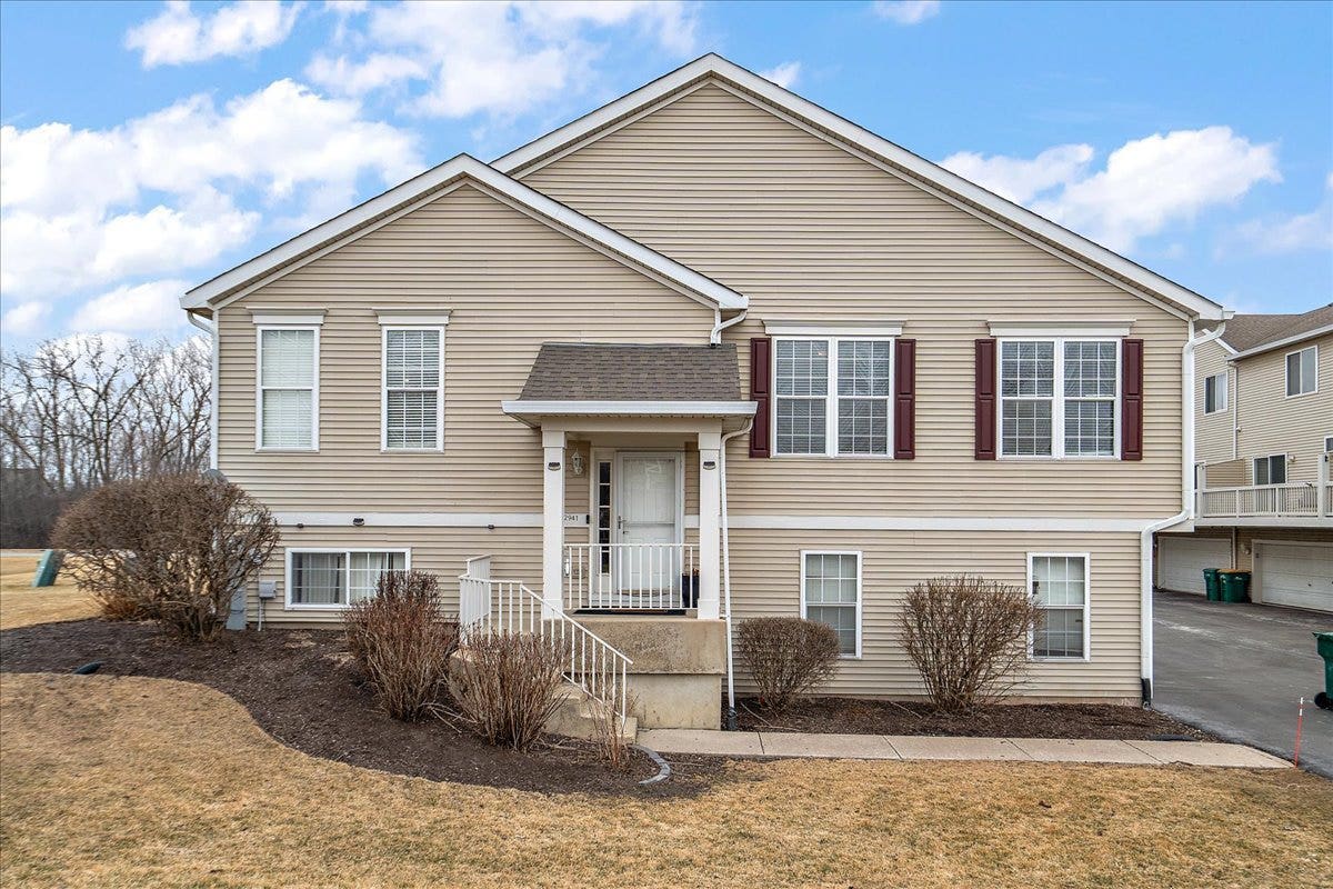 2941 Woodside Drive, Joliet, IL 60431 Beautiful end unit
